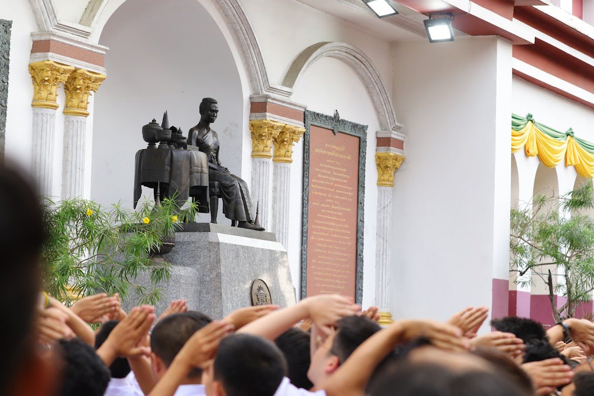 กิจกรรมรำเพยบาน สืบสานเกียรติภูมิ ของนักเรียนเทพศิรินทร์ระดับชั้นมัธยมศึกษาปีที่ 6