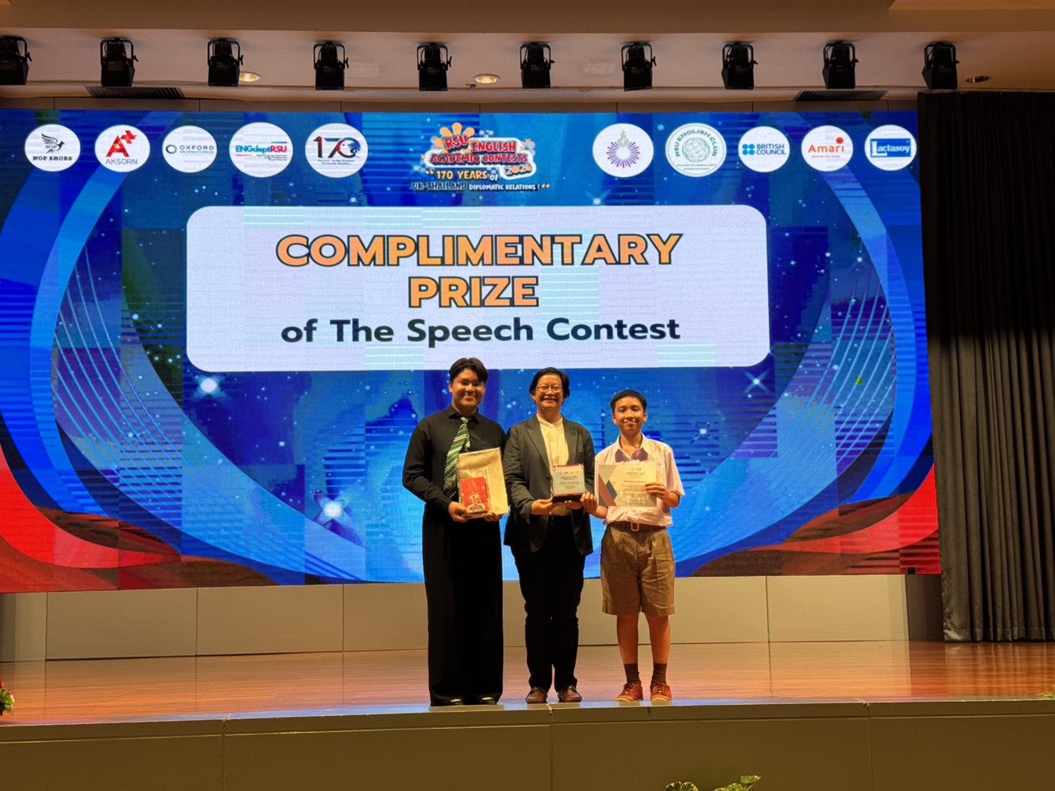 โรงเรียนเทพศิรินทร์ ขอแสดงความยินดีกับนักเรียนห้องเรียนโครงการห้องเรียนพิเศษ EP ที่ได้รับรางวัลชมเชย ระดับชั้นมัธยมศึกษา ในการแข่งขันพูดสุนทรพจน์ภาษาอังกฤษ ในหัวข้อเรื่อง 170 ปีความสัมพันธ์ทางการทูตระหว่างไทย และอังกฤษ