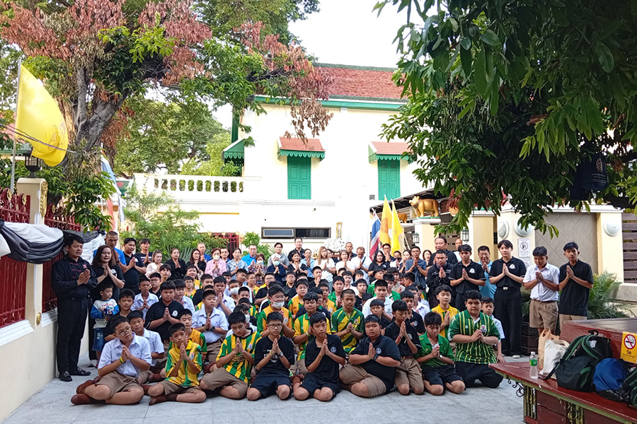 กิจกรรมทำบุญตักบาตรในช่วงเช้า ณ วัดเทพศิรินทราวาส