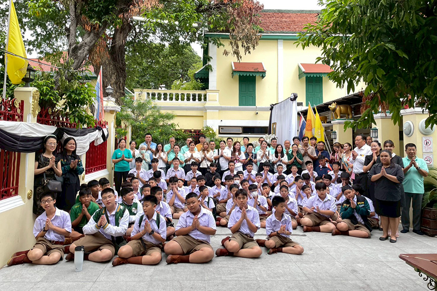 กิจกรรมทำบุญตักบาตรในช่วงเช้า ณ วัดเทพศิรินทราวาส