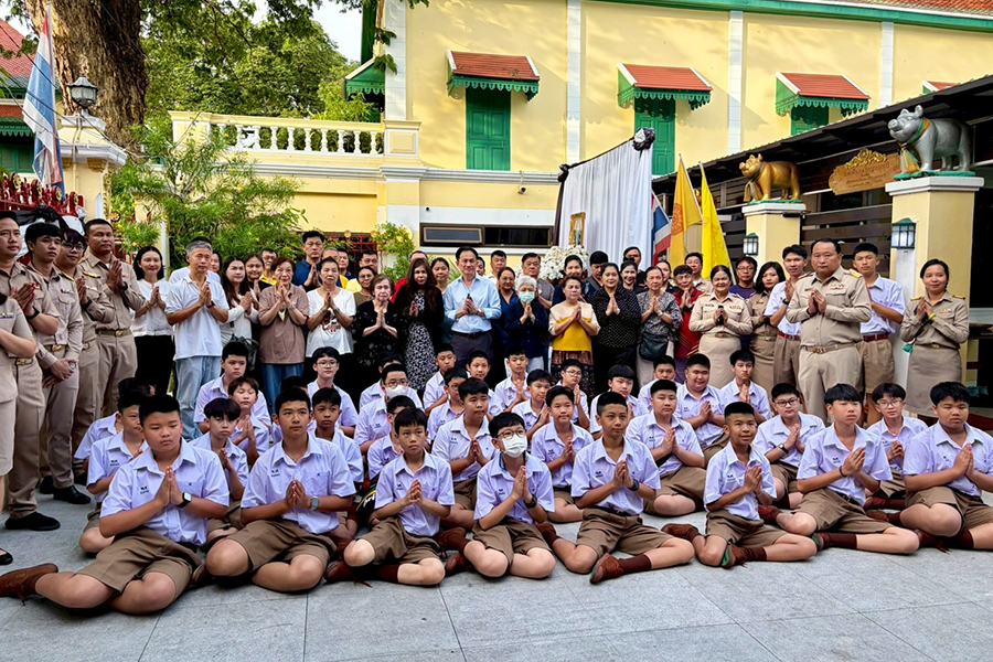 กิจกรรมทำบุญตักบาตรในช่วงเช้า ณ วัดเทพศิรินทราวาส
