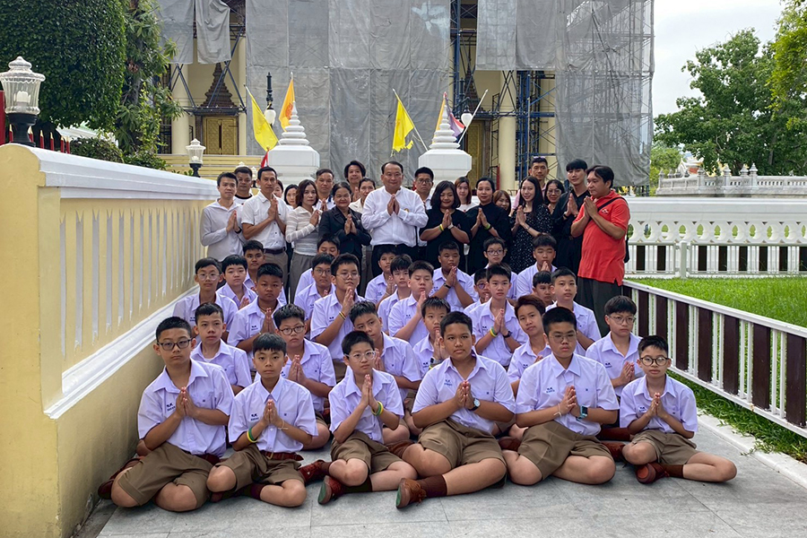 กิจกรรมทำบุญตักบาตรในช่วงเช้า ณ วัดเทพศิรินทราวาส