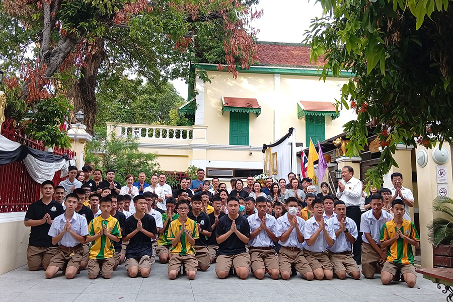 กิจกรรมทำบุญตักบาตรในช่วงเช้า ณ วัดเทพศิรินทราวาส