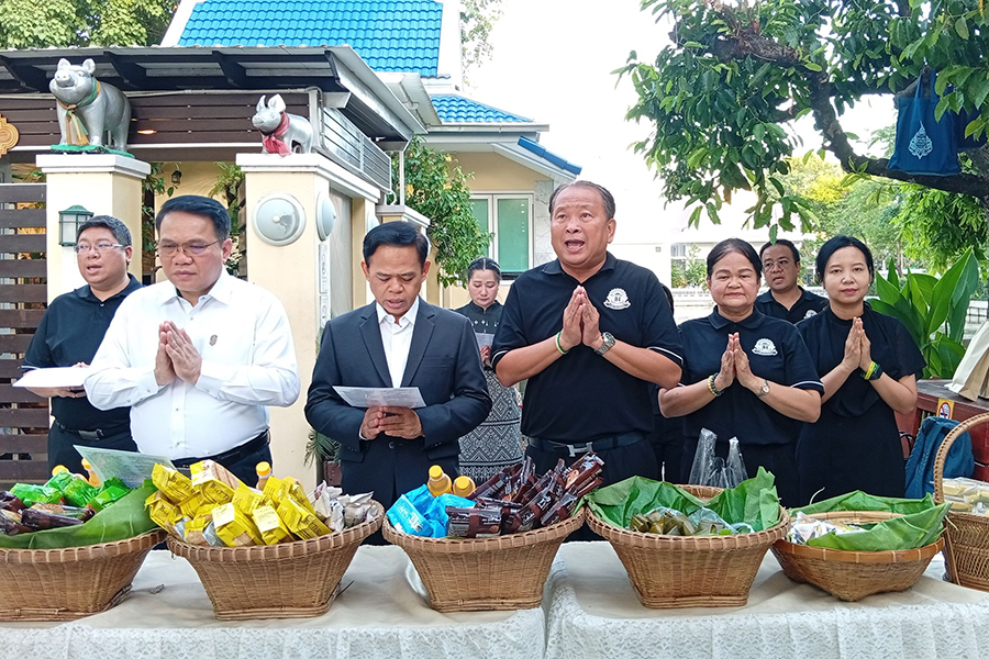 กิจกรรมทำบุญตักบาตรในช่วงเช้า ณ วัดเทพศิรินทราวาส