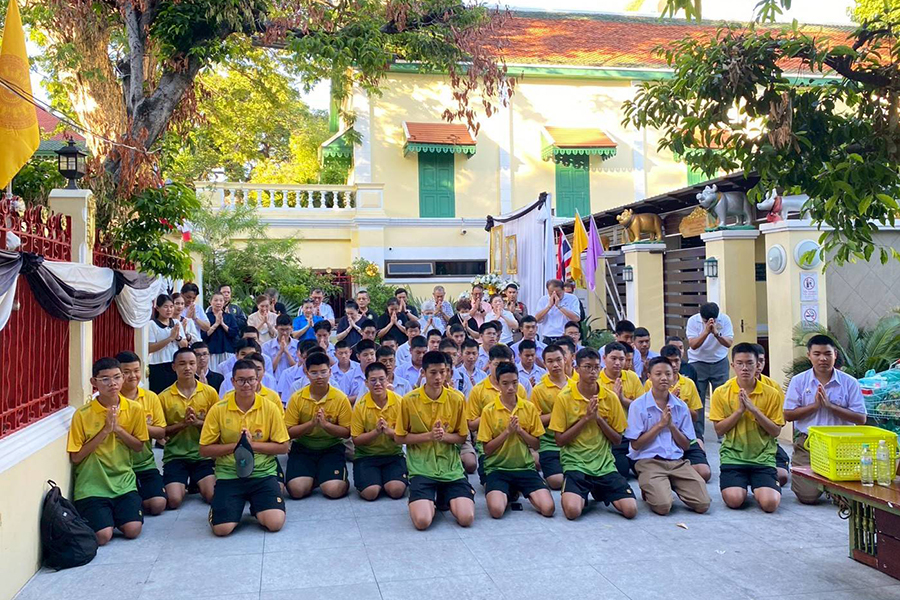 กิจกรรมทำบุญตักบาตรในช่วงเช้า ณ วัดเทพศิรินทราวาส