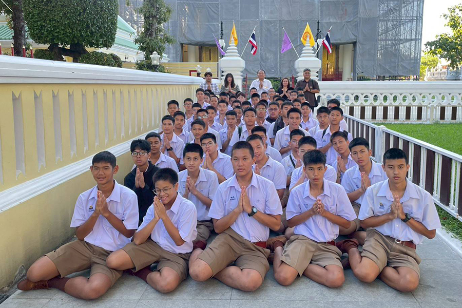 กิจกรรมทำบุญตักบาตรในช่วงเช้า ณ วัดเทพศิรินทราวาส