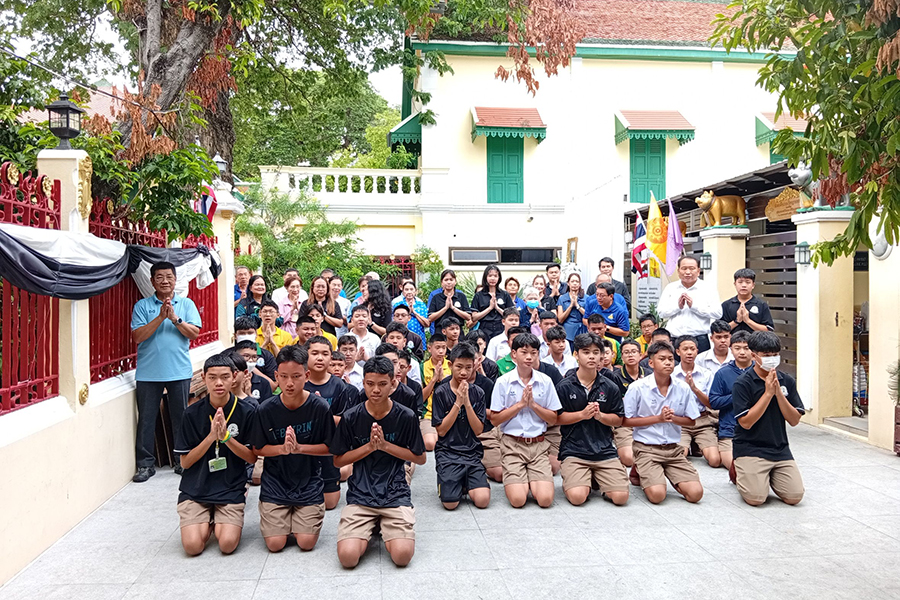 กิจกรรมทำบุญตักบาตรในช่วงเช้า ณ วัดเทพศิรินทราวาส