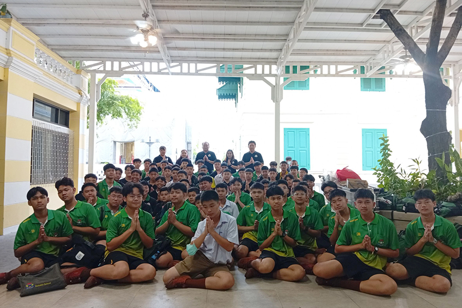กิจกรรมทำบุญตักบาตรในช่วงเช้า ณ วัดเทพศิรินทราวาส