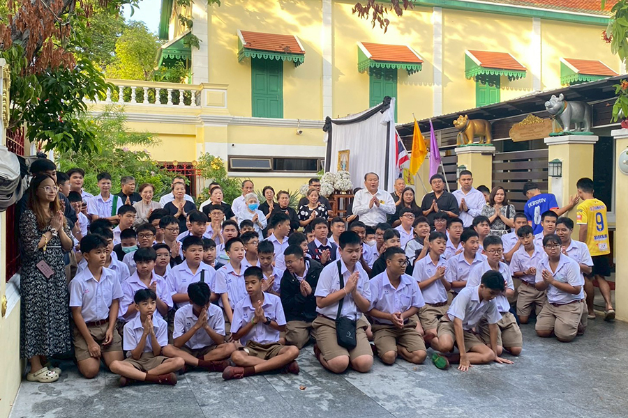 กิจกรรมทำบุญตักบาตรในช่วงเช้า ณ วัดเทพศิรินทราวาส