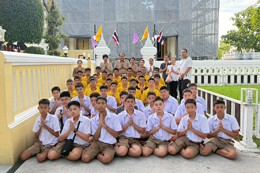 กิจกรรมทำบุญตักบาตรในช่วงเช้า ณ วัดเทพศิรินทราวาส