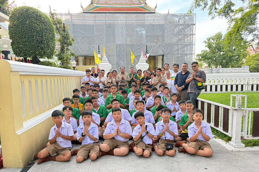 กิจกรรมทำบุญตักบาตรในช่วงเช้า ณ วัดเทพศิรินทราวาส