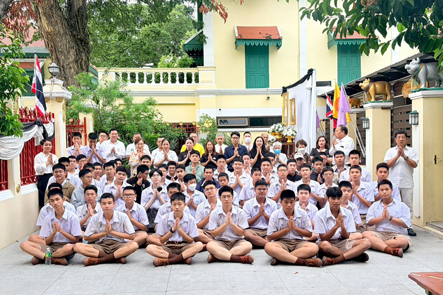 กิจกรรมทำบุญตักบาตรในช่วงเช้า ณ วัดเทพศิรินทราวาส