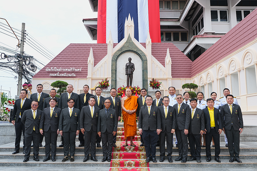 พิธีถวายราชสักการะพระบรมราชานุสาวรีย์ พระบาทสมเด็จพระปรเมนทรมหาอานันทมหิดล พระอัฐมรามาธิบดินทร