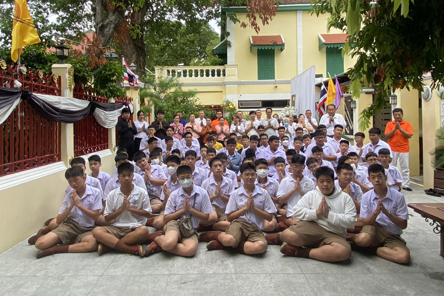 กิจกรรมทำบุญตักบาตรในช่วงเช้า ณ วัดเทพศิรินทราวาส