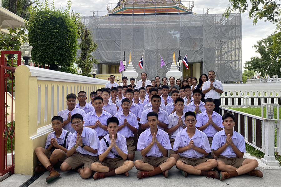 กิจกรรมทำบุญตักบาตรในช่วงเช้า ณ วัดเทพศิรินทราวาส