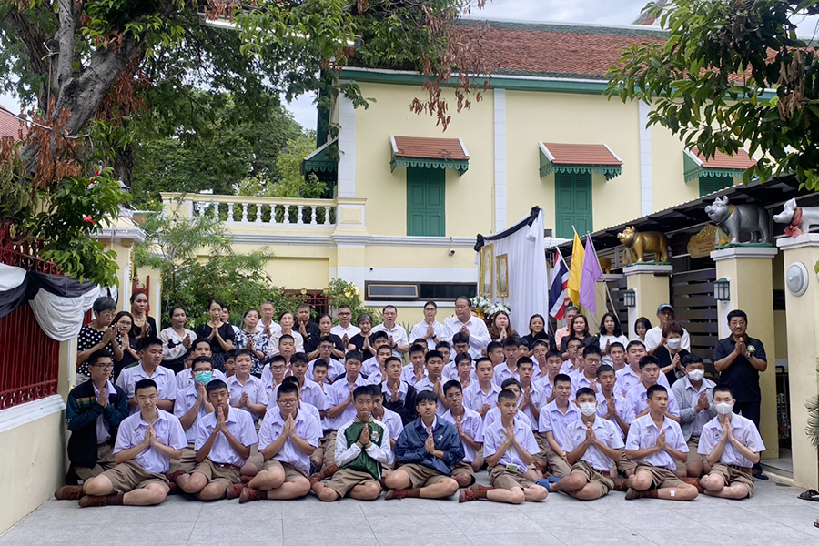 กิจกรรมทำบุญตักบาตรในช่วงเช้า ณ วัดเทพศิรินทราวาส