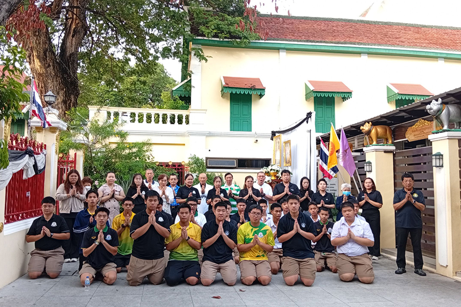 กิจกรรมทำบุญตักบาตรในช่วงเช้า ณ วัดเทพศิรินทราวาส