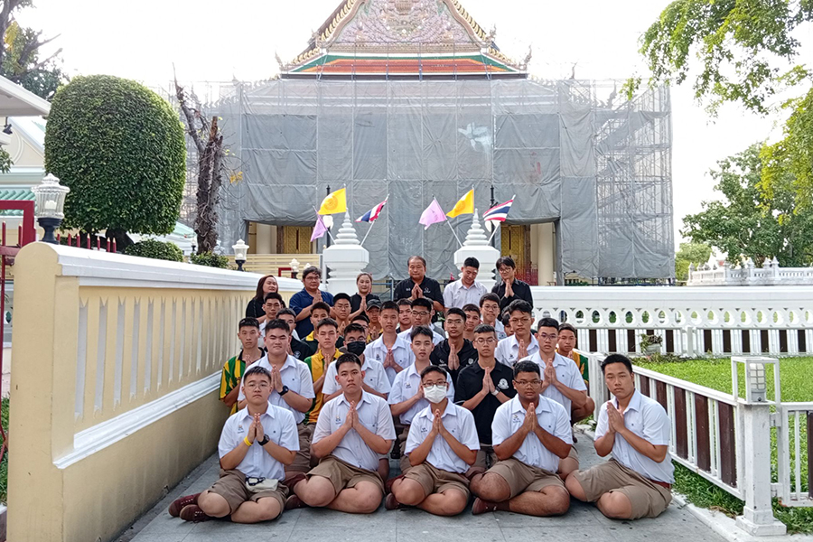 กิจกรรมทำบุญตักบาตรในช่วงเช้า ณ วัดเทพศิรินทราวาส