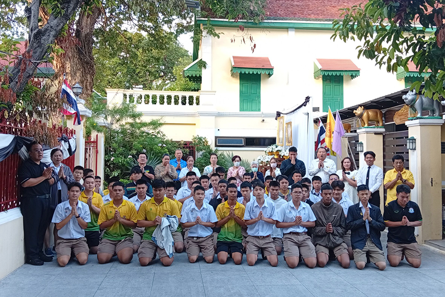 กิจกรรมทำบุญตักบาตรในช่วงเช้า ณ วัดเทพศิรินทราวาส
