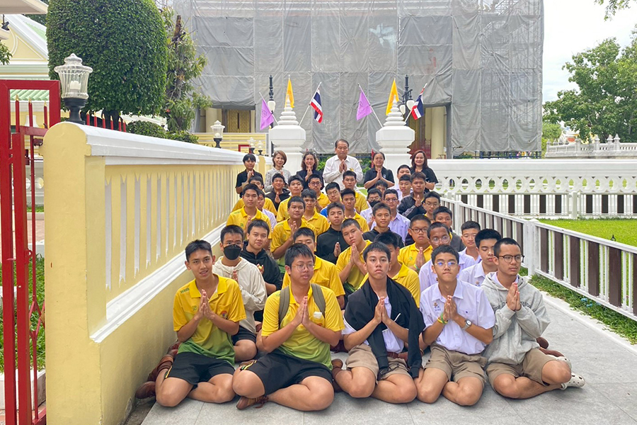 กิจกรรมทำบุญตักบาตรในช่วงเช้า ณ วัดเทพศิรินทราวาส