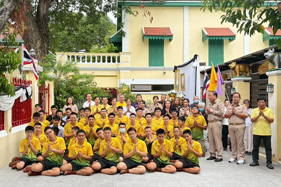 กิจกรรมทำบุญตักบาตรในช่วงเช้า ณ วัดเทพศิรินทราวาส
