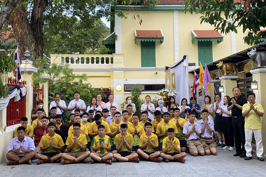 กิจกรรมทำบุญตักบาตรในช่วงเช้า ณ วัดเทพศิรินทราวาส