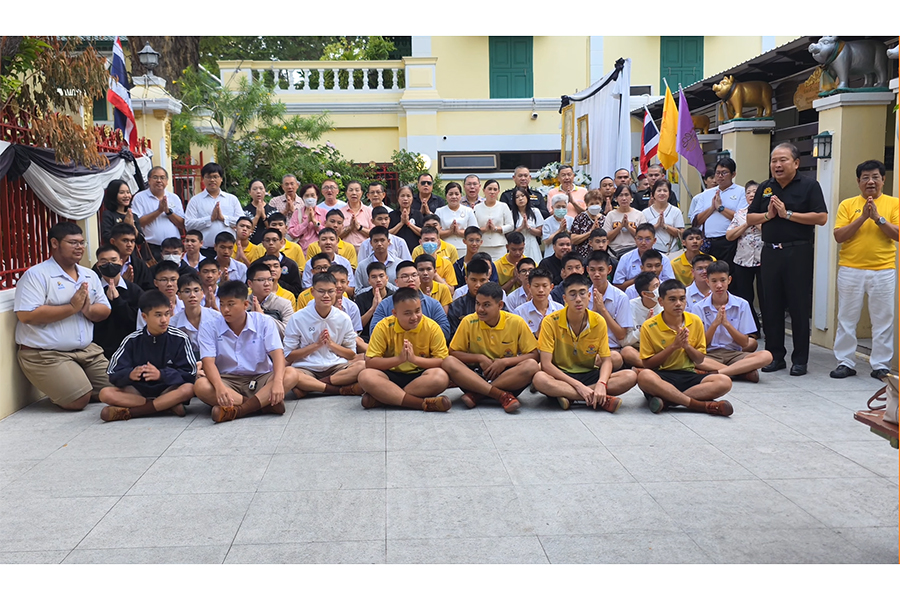 กิจกรรมทำบุญตักบาตรในช่วงเช้า ณ วัดเทพศิรินทราวาส